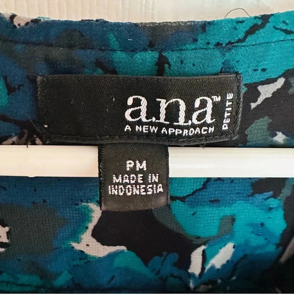 A NEW APPROACH ~ Women’s long sleeve fully lined black/teal color top size MP - Picture 3 of 9